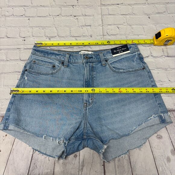 NWT Abercrombie & Fitch Women High Rise Mom Jean Shorts Size 32/14 Denim C056 10 - Picture 2 of 16